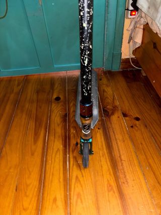 Patinete Oxelo Negro con detalles blancos