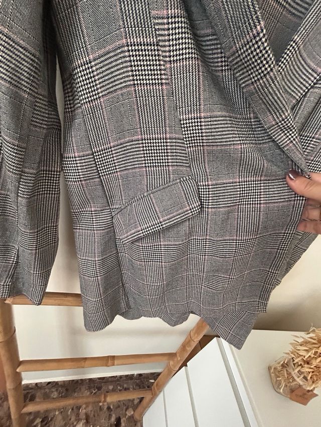 Americana fluida gris y rosa