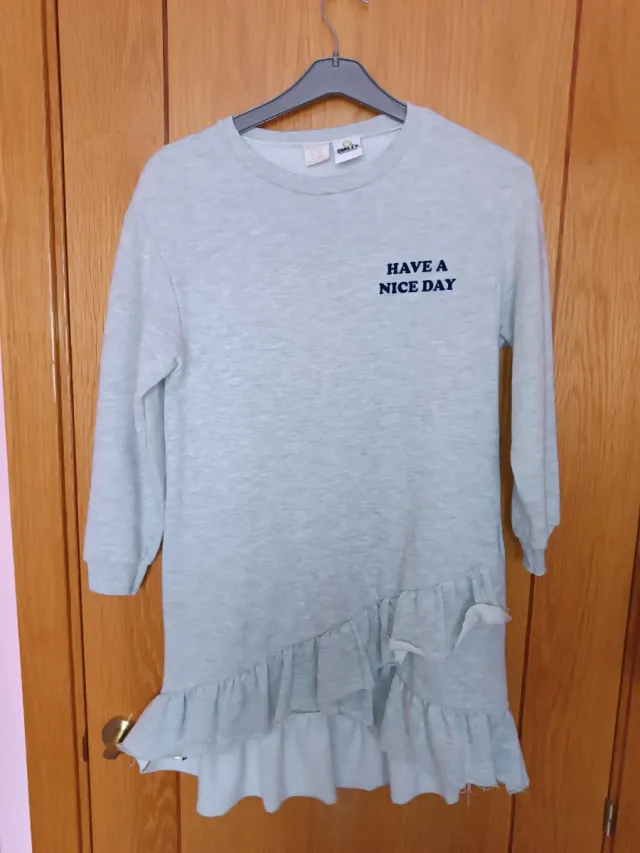 Vestido gris con volantes