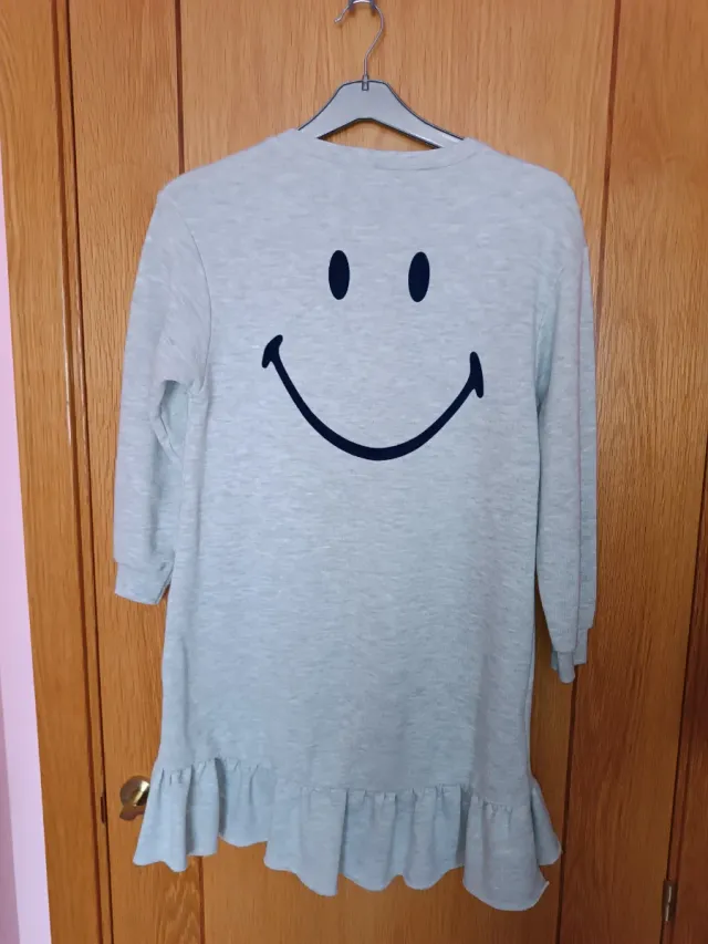 Vestido gris con volantes