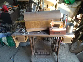 Mesa antigua máquina de coser Singer