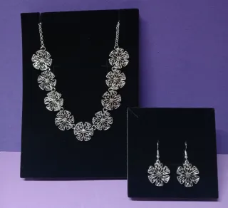 Conjunto collar y pendientes flores 