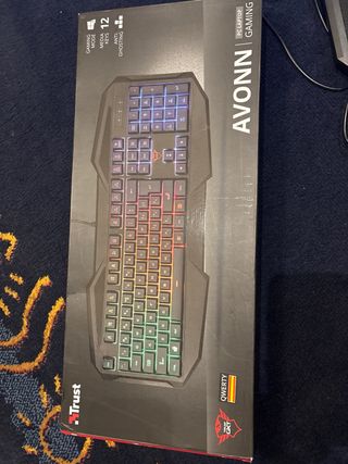 Teclado Gaming AVONN RGB QWERTY