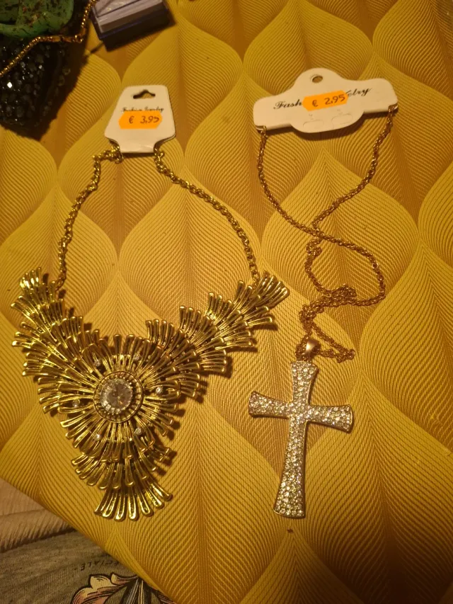 Collar dorado con colgante de cruz