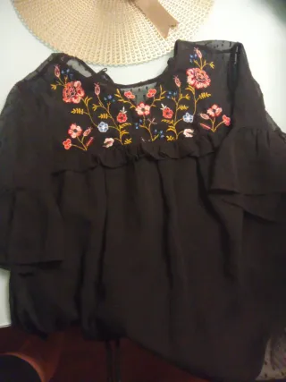 Camisa negra bordada flores