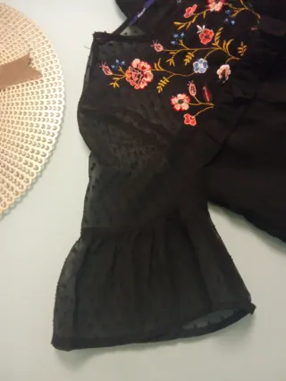Camisa negra bordada flores