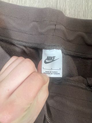 Nike Track Pants Logo Bordado Marrón/Gris