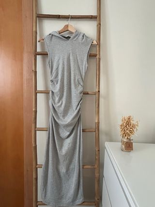 Vestido largo gris con capucha