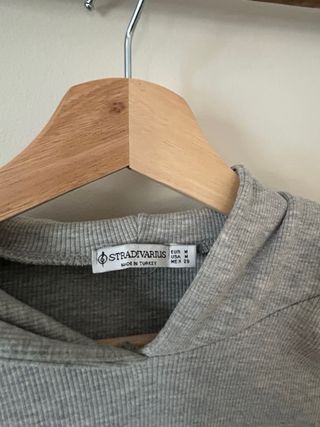Vestido largo gris con capucha