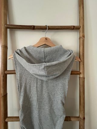 Vestido largo gris con capucha