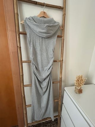 Vestido largo gris con capucha
