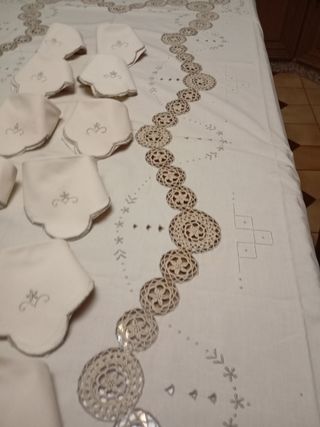 Mantelería bordada a mano con encaje