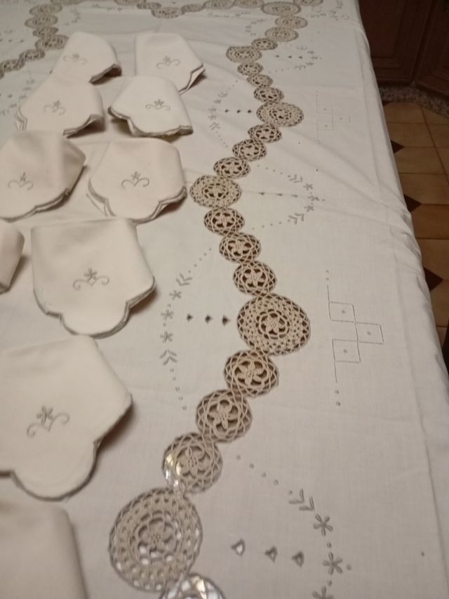 Mantelería bordada a mano con encaje