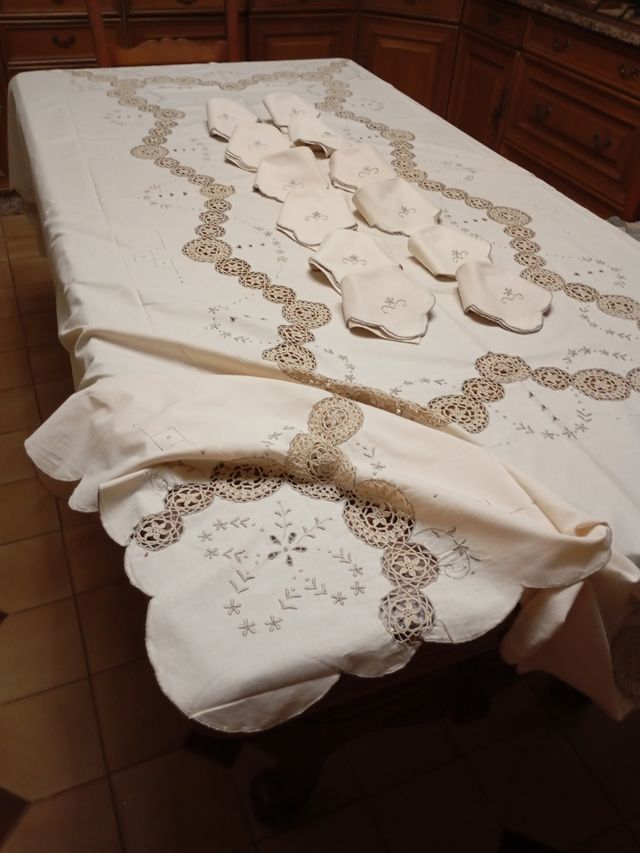 Mantelería bordada a mano con encaje