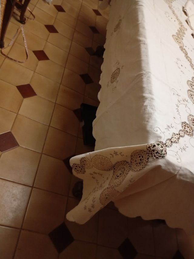 Mantelería bordada a mano con encaje