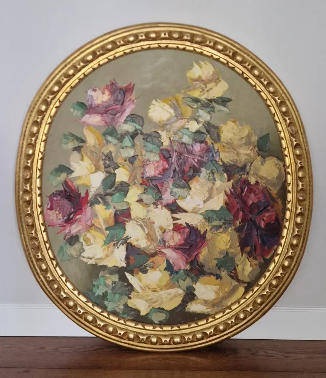 Cuadro ovalado con marco dorado y pintura al óleo