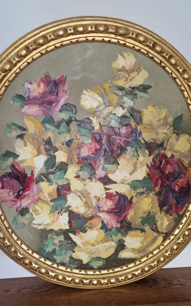 Cuadro ovalado con marco dorado y pintura al óleo