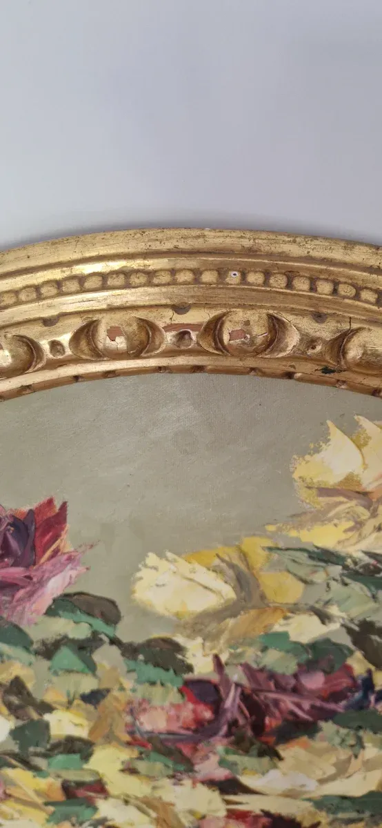 Cuadro ovalado con marco dorado y pintura al óleo