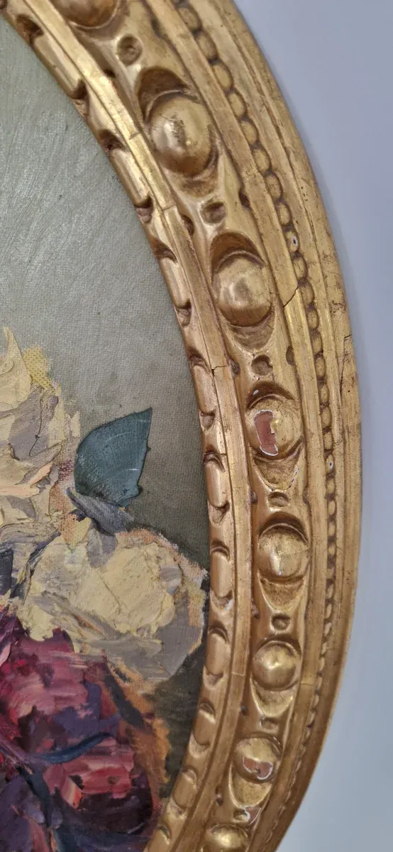 Cuadro ovalado con marco dorado y pintura al óleo