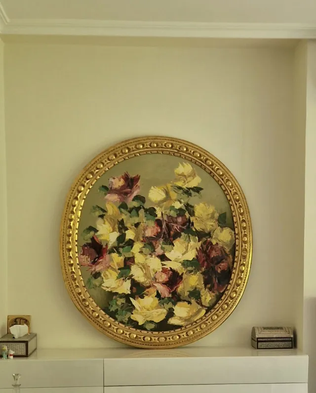 Cuadro ovalado con marco dorado y pintura al óleo