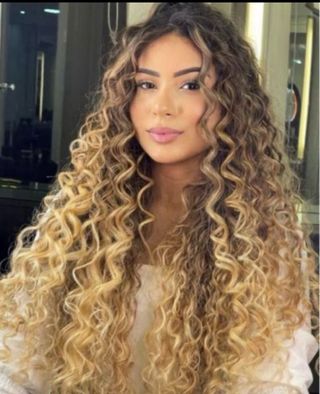 Espectacular peluca rizada con LACE FRONT