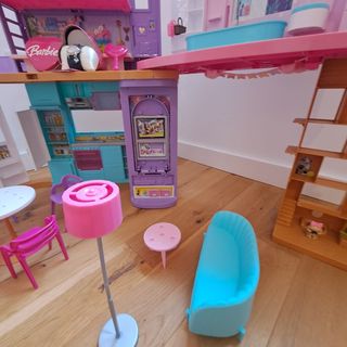 Casa vacanze Barbie Malibu + Orologio Barbie 