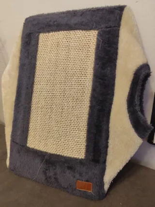 Cama Rascador Triangular para Gatos