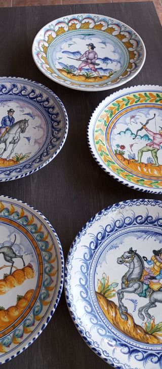 Piatti in ceramica dipinti a mano