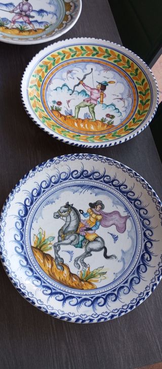 Piatti in ceramica dipinti a mano