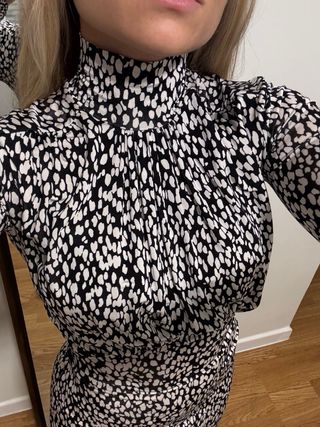 Vestido largo estampado topos.