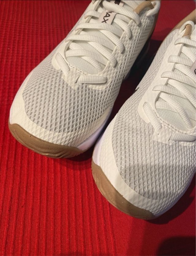 Zapatillas Nike Air Max Beige y Blancas