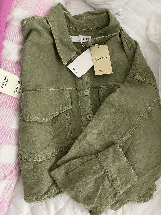 Camisa crop top Mango verde militar