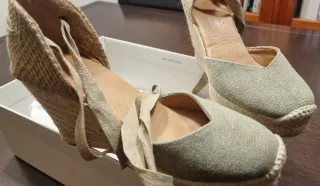 Cuñas Esparto Mujer Beige/Verde. Marca Camila's