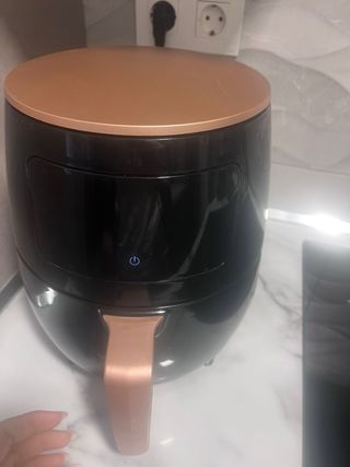 Freidora de aire negra y cobre