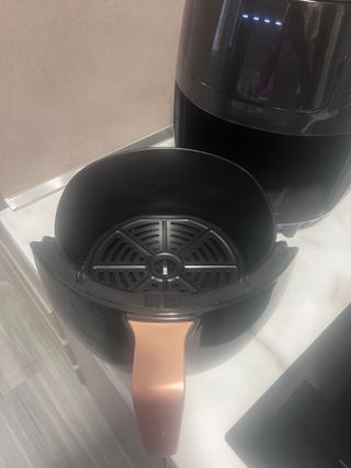 Freidora de aire negra y cobre