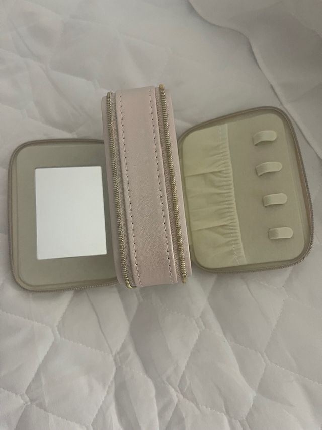 Joyero de viaje beige y rosa