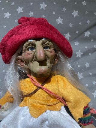 Muñeca Bruja con Gorro Rojo
