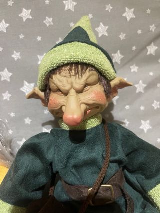 Muñeco duende verde y marrón