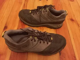 Botas de trekking impermeables negras y grises