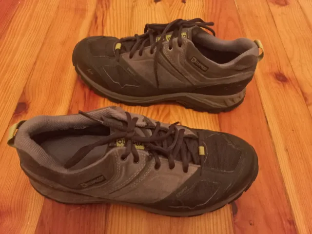 Botas de trekking impermeables negras y grises