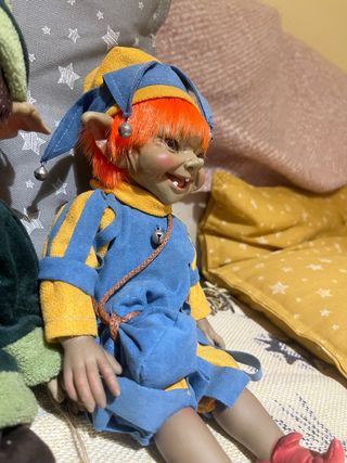 Muñeco duende bufón naranja y azul