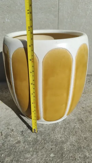 Maceta cerámica, diseño curvo color miel