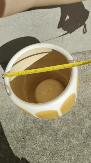 Maceta cerámica, diseño curvo color miel