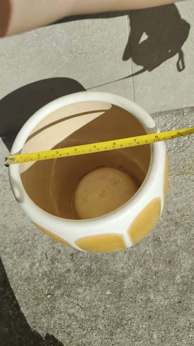 Maceta cerámica, diseño curvo color miel