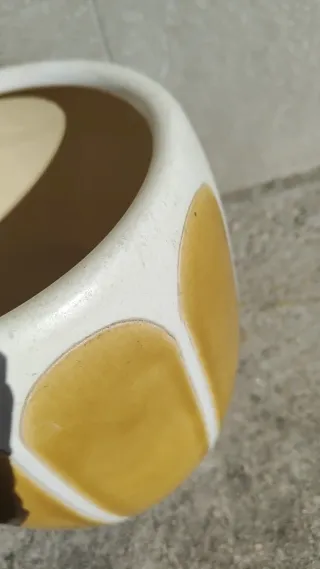 Maceta cerámica, diseño curvo color miel