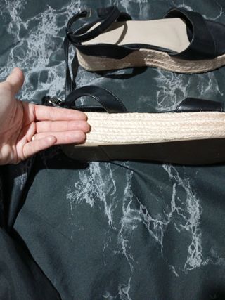 Sandalias negras con cuña de esparto