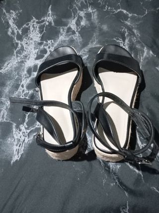 Sandalias negras con cuña de esparto