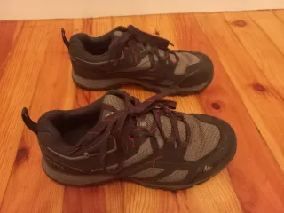 Botas de trekking Quechua negras y grises