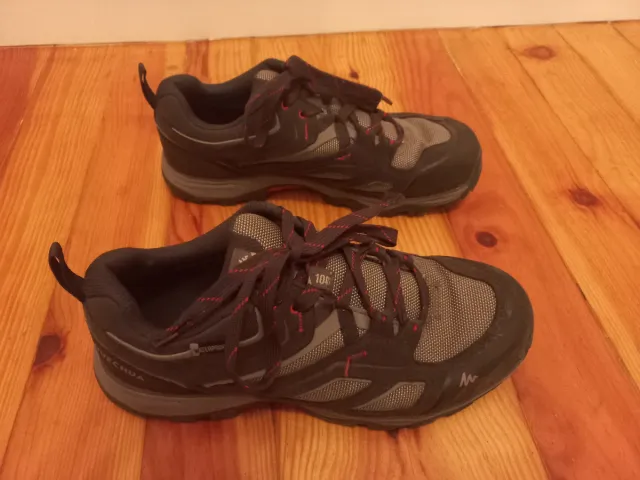 Botas de trekking Quechua negras y grises