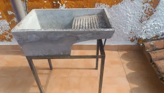 Pila de lavar de cemento con pie de hierro 